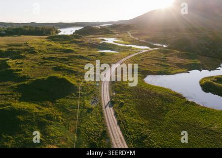Straßen, Seen und zerklüftete Hügel erstrecken sich über die Landschaft von Connemara in der Nähe des Derryclare Lough im County Galway. Aus der Vogelperspektive die wilde Landschaft rund um TWE Stockfoto
