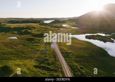 Straßen, Seen und zerklüftete Hügel erstrecken sich über die Landschaft von Connemara in der Nähe des Derryclare Lough im County Galway. Aus der Vogelperspektive die wilde Landschaft rund um TWE Stockfoto