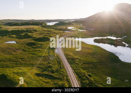 Straßen, Seen und zerklüftete Hügel erstrecken sich über die Landschaft von Connemara in der Nähe des Derryclare Lough im County Galway. Aus der Vogelperspektive die wilde Landschaft rund um TWE Stockfoto
