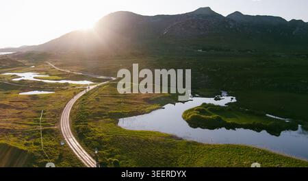 Straßen, Seen und zerklüftete Hügel erstrecken sich über die Landschaft von Connemara in der Nähe des Derryclare Lough im County Galway. Aus der Vogelperspektive die wilde Landschaft rund um TWE Stockfoto