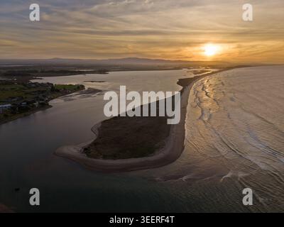 Die Sonne untergeht über einer langen Sandbank und Küstenmündung bei Maketu in der Bay of Plenty, Neuseeland. Luftaufnahme Stockfoto