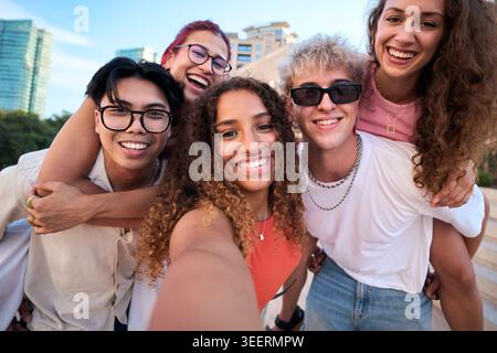Glückliche Freunde, die ein City Selfie machen Stockfoto
