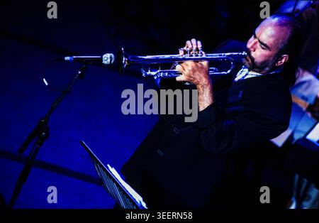 Der Jazzmusiker Randy Brecker spielt seine Trompete mit der Doky Brothers Band. Texaco Docklands Jazz Festival. Cabot Hall, Canary Wharf, Docklands, London, Großbritannien. 23/9/1993 Stockfoto