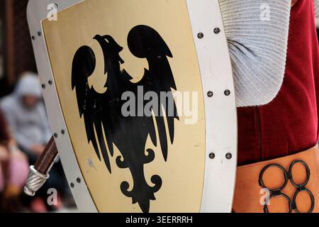 Nahaufnahme des mittelalterlichen Schildes mit Wappenadler und historischem Kostüm in Alcoy, Spanien Stockfoto