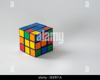 rubik-Würfel und weißer Hintergrund Stockfoto