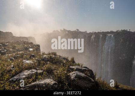 Nahaufnahme der Victoriafälle an der Grenze zu Simbabwe und Sambia. Stockfoto