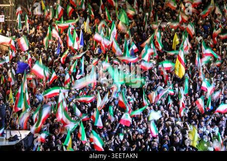 12. Mai 2026, Teheran, Iran: Regierungsnahe Anhänger schwenken während einer staatlich organisierten Kundgebung nationale Flaggen, während eines Waffenstillstands mit dem Iran, den Vereinigten Staaten und Israel. Die Vereinigten Staaten und Israel starteten am 28. Februar Streiks gegen den Iran, wobei der oberste Führer des Iran getötet wurde, was den Iran dazu veranlasste, sich mit Streiks auf Israel und über den Golf zu vergelten. Präsident Trump beschrieb das Waffenstillstandsabkommen mit dem Iran als "sehr schwach", und der Sprecher der nationalen sicherheitskommission des iranischen parlaments warnte die USA am 10. Mai vor Angriffen auf Schiffe in Golfgewässern Stockfoto