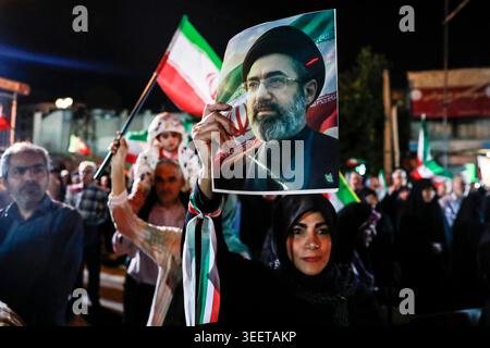 12. Mai 2026, Teheran, Iran: Regierungsnahe Anhänger schwenken während einer staatlich organisierten Kundgebung nationale Flaggen, während eines Waffenstillstands mit dem Iran, den Vereinigten Staaten und Israel. Die Vereinigten Staaten und Israel starteten am 28. Februar Streiks gegen den Iran, wobei der oberste Führer des Iran getötet wurde, was den Iran dazu veranlasste, sich mit Streiks auf Israel und über den Golf zu vergelten. Präsident Trump beschrieb das Waffenstillstandsabkommen mit dem Iran als „sehr schwach“, und der Sprecher der nationalen sicherheitskommission des iranischen parlaments warnte die Vereinigten Staaten am 10. Mai vor Angriffen auf Schiffe in Golfgewässern Stockfoto