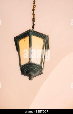 Vintage Hängeleuchte hängt an einer Kette unter dem überdachten Außeneingang der Burwash Hall Residences. Stockfoto