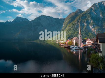 Berühmter klassischer Postkartenblick auf das Dorf Hallstatt in Österreich – die berühmte Skyline am See mit dem historischen Kirchturm, dem traditionellen österreichischen alpi Stockfoto