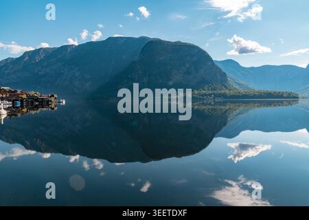 Hallstatt, Österreich – spiegelähnliche Reflexion der Dachsteinalpen und Seehütten am ruhigen Wasser des Hallstätter Sees weiter Stockfoto
