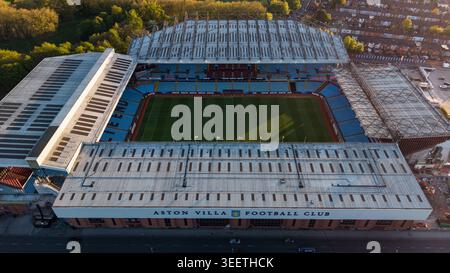 Aus der Vogelperspektive im Villa Park mit dem Aston Villa FC Stadion und dem Fußballfeld in Birmingham!! Golden Hour aus der Vogelperspektive in den Villa Park, Heimstadion Stockfoto