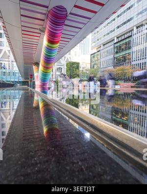 Click your Heels together dreimal öffentliche Installation von Adam Nathanial Furman, Adams Plaza Bridge, Canary Wharf, London, UK Stockfoto
