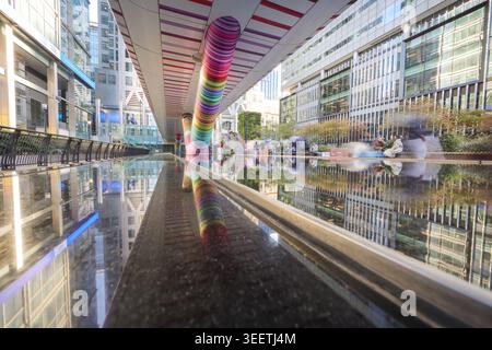 Click your Heels together dreimal öffentliche Installation von Adam Nathanial Furman, Adams Plaza Bridge, Canary Wharf, London, UK Stockfoto