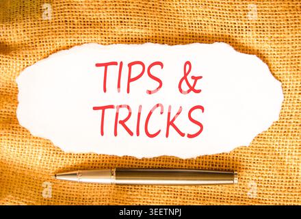 Symbol für Tipps und Tricks. Konzeptwörter Tipps und Tricks auf wunderschönem Whitepaper. Schöner Leinwandhintergrund. Geschäftliche Tipps und Tricks Motivation Stockfoto