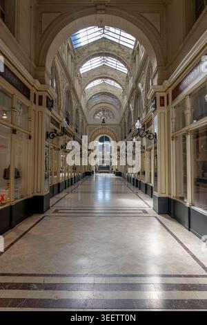 Nantes, Frankreich - 05 07 2026: Sehen Sie die Galerie Santeuil in der Passage Pommeraye Stockfoto
