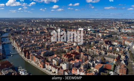 Atemberaubendes Panorama der historischen Altstadt von Danzig mit unverwechselbarer, rot gefliester Architektur, gotischen Kirchen und dem Fluss Motlawa Stockfoto