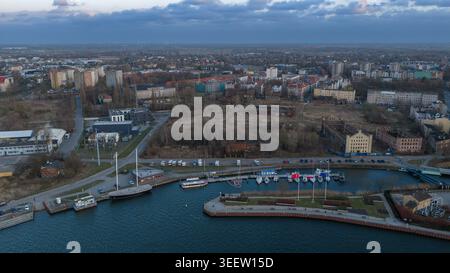 Luftbild von Danzig, Polen, mit dem historischen Hafen mit verankerten Schiffen, der Uferpromenade und dichten städtischen Wohnhäusern Stockfoto