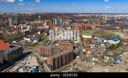 Weitläufiges Luftpanorama von Danzig, Polen, mit vielfältiger städtischer Architektur, Wohngebäuden, industriellen Hafenanlagen und Stockfoto
