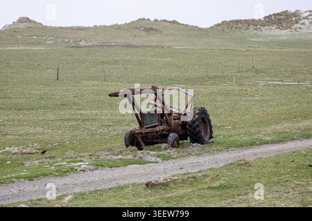 Verrosteter Traktor auf der Machair im Naturschutzgebiet Balranald RSPB, North Uist, Äußere Hebriden Stockfoto