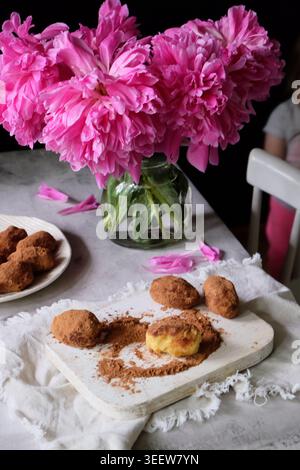 Vintage-Szene mit Pralinen und blühenden Blumen Stockfoto