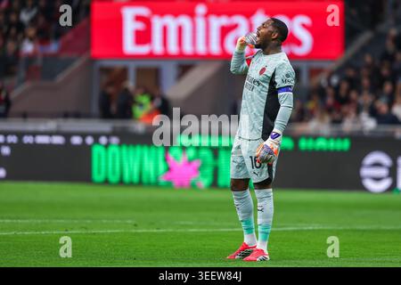 Mike Maignan vom AC Milan reagierte 2025/26 während des Fußballspiels der Serie A zwischen dem AC Milan und Atalanta BC im San Siro Stadion in Mailand Stockfoto