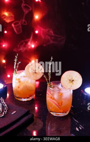 Dekorative Weihnachtsszene mit Apfelcocktail auf glänzender Oberfläche Stockfoto