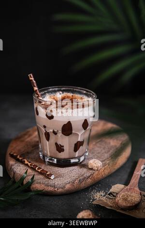 Gekühlter Schokoladen-Milchshake, dekoriert mit Marshmallows und Waffelscheiben Stockfoto
