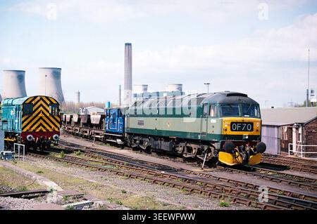 British Rail Class 47 Diesel-Elektrolokomotive Nummer 47004 in Didcot nahe der Didcot Power Station 1996, möglicherweise nachdem sie dort Kohle geliefert hatte. Ursprünglich als D1524 bezeichnet, wurde es von Brush Traction in Loughborough (Brush Falcon Works) gebaut und trat am 14. Juni 1963 in BR in Betrieb. Als im British Rail-Dienst D1524/47004 in den Standardfarben verschiedener Epochen gestrichen wurde, wurde sie Anfang der 90er Jahre wieder auf dieses Schema zurückgeführt, ähnlich den ursprünglichen Grünfarben der 1960er Jahre, mit festen Kopfcodes. Nach dem Ausscheiden aus der BR wurde der Dienst 47004 gerettet und ist auf einer Denkmalbahn erhalten Stockfoto