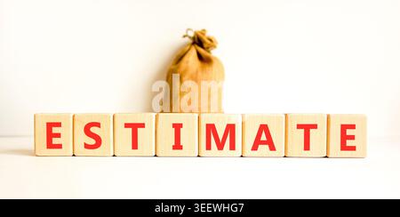 Wortsymbol schätzen. Konzeptschätzung auf schönen Holzblöcken. Schöner weißer Hintergrund. Wunderschöne Leinentasche. Business-Support hilft estima Stockfoto