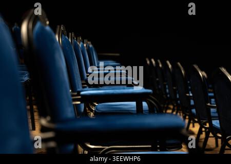Leere Blaue Samtstühle In Rows, Wenig Spotlight Auf Gold Frames, Flache Tiefe, Moody Backstage-Atmosphäre, Die Auf Vorfreude Vor Der Performance Hindeutet Stockfoto