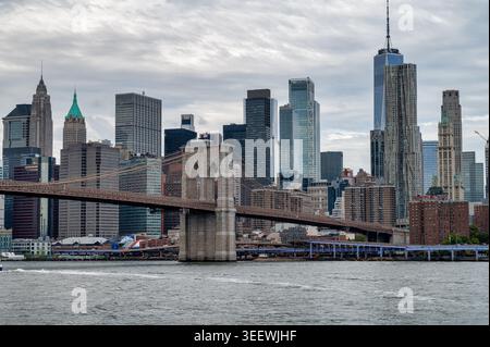 New York, USA – 15. Oktober 2025; Westseite der Brooklyn Bridge und der Manhattan Skyline NY Stockfoto