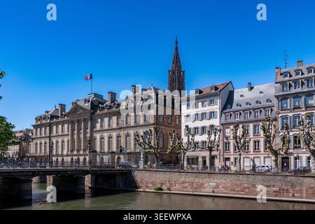 Straßburg, Frankreich - 30. April 2026: Der Rohan-Palast steht am Fluss mit dem Domturm in Straßburg, Frankreich Stockfoto