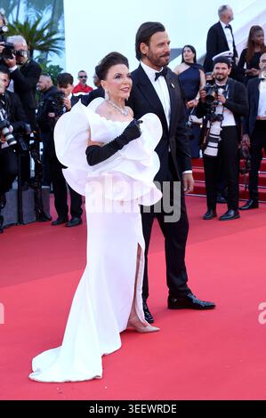 Joan Collins mit Ehemann Percy Gibson bei der Eröffnungszeremonie mit der Premiere des Spielfilms 'La Vénus électrique / der elektrische Kuss' beim Cannes Film Festival 2026 / 79. Internationales Cannes Film Festival im Palais des Festivals. Cannes, Stockfoto