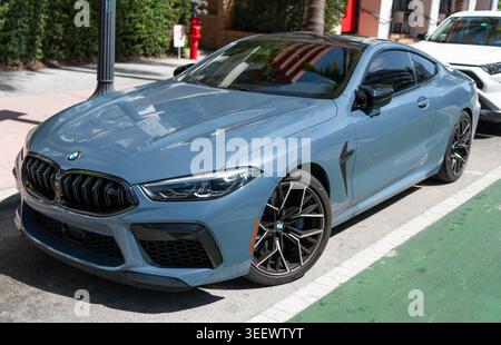 Miami, Florida, USA - 09. Mai 2025: BMW M8 2022 Competition Coupé. Auto BMW M8 Cabriolet, im Freien geparkt. Graues Cabriolet, Draufsicht Stockfoto