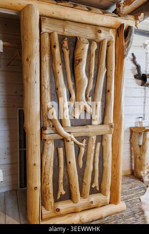 Handgefertigte Holztür mit natürlichen Ästen Stockfoto