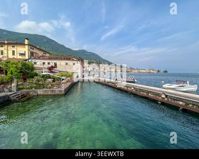 Salò, Lombardei, Italien - 28. Mai 2025: Panoramablick auf den Golf von Salò am Gardasee, Italien. Stockfoto