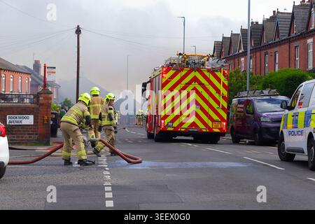 Feuerwehrleute aus West Yorkshire Fire & Rescue vor Ort beim Festival Foods Fire in Osmondthorpe, Leeds, Großbritannien Stockfoto