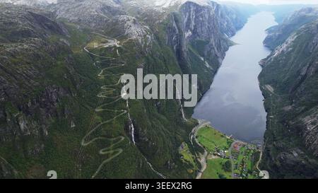 Dramatische Aussicht auf die Serpentinenstraße Lysebotn, die in Richtung Lysefjord im Südwesten Norwegens hinabführt, mit hoch aufragenden Klippen und steilen Berglandschaften Stockfoto