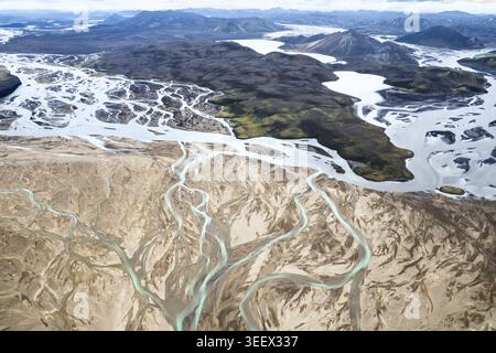 Aus der Vogelperspektive der komplizierten geflochtenen Gletscherflüsse und vulkanischen Berge entlang der F208-Straße im isländischen Hochland, Island. Stockfoto