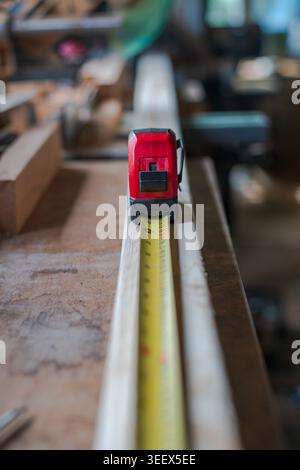 Bandmaß entlang Holz in der Tischlerei mit führender Perspektive verlängert Stockfoto
