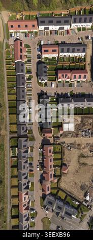 Blick aus der Vogelperspektive auf moderne Wohnsiedlungen mit Häuserreihen mit Solarpaneelen und grünen Gärten. Stockfoto