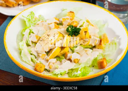 Caesar Salat mit gegrilltem Huhn auf einem weißen Teller Stockfoto
