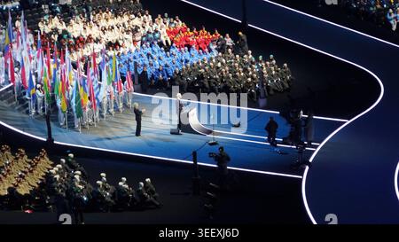 IOC-Präsidentin Kirsty Coventry hält während der Eröffnungszeremonie der Olympischen Winterspiele 2026 eine Rede im San Siro Stadion mit Fahnenträger und Athleten Stockfoto