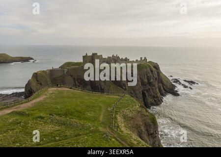 Luftaufnahme von Dunnottar Castle auf dramatischen Klippen mit Blick auf die Nordsee mit grünen Feldern im Vordergrund Stonehaven, Schottland, United Stockfoto