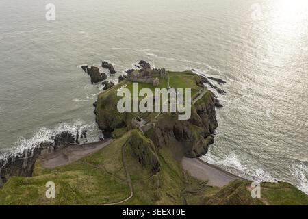 Luftaufnahme der mittelalterlichen Ruinen von Dunnottar Castle auf einer felsigen Landzunge über der Nordsee in Stonehaven, Schottland, Großbritannien. Stockfoto