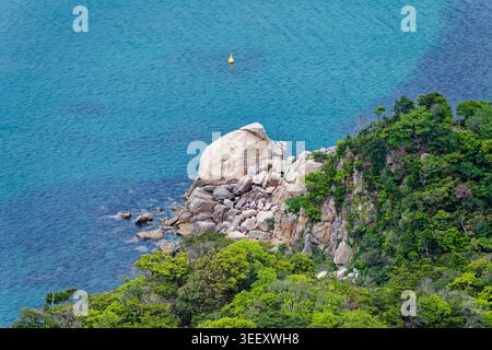 Klares türkisfarbenes Wasser umgibt große Küstenfelsen unterhalb von Tateishi-yama an der Itoshima-Küste in Fukuoka, Japan. Stockfoto
