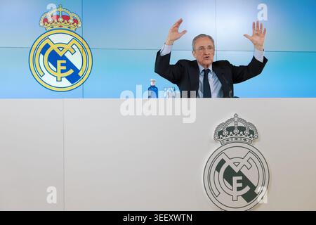 Madrid, Spanien. Mai 2026. Florentino Perez, Präsident von Real Madrid CF, nimmt am 12. Mai 2026 an einer dringenden Pressekonferenz in Madrid, Spanien, Teil. Florentino Perez kündigte am Dienstag Neuwahlen für die Vereinspräsidentschaft an, weniger als eineinhalb Jahre nach seiner Wiederwahl im Januar 2025. Quelle: Meng Dingbo/Xinhua/Alamy Live News Stockfoto