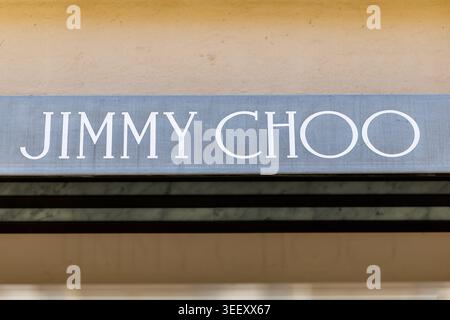 24. April 2026, Bayern, München: Das Logo und die Beschriftung der Marke Jimmy Choo sind am 24. April 2026 an der Fassade eines Geschäfts des Unternehmens in der Maximilianstraße, einer exklusiven Einkaufsstraße in München (Bayern), zu sehen. (Symbolbild, Symbolfoto, Illustration, symbolisches Foto, illustratives Foto, Themenbild, allgemeines Bild, Themenfoto, Schild, Emblem, Marke, Luxusmarke, Branding, Luxuswaren) Foto: Matthias Balk/dpa Stockfoto