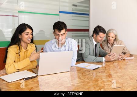 Verschiedene Geschäftsleute arbeiten im Büro an Notebooks zusammen Stockfoto